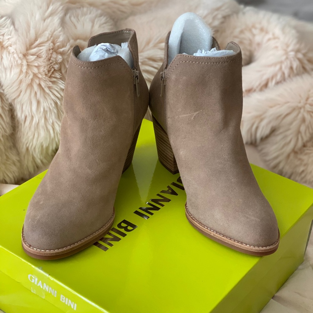 BRAND NEW Gianni Bini Tamie in dusky taupe